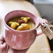 Świeca pszczela w ceramice "Złoty Spokój" świeczka z wosku pszczelego w beczułce ceramicznej naturalna świeca z 100 % wosku pszczelego ceramiczna świeca pachnąca miodkiem i propolisem naturalna świeczka pszczela 200 g wosk w pojemniku ceramicznym