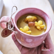 Świeca pszczela w ceramice "Złoty Spokój" świeczka z wosku pszczelego w beczułce ceramicznej naturalna świeca z 100 % wosku pszczelego ceramiczna świeca pachnąca miodkiem i propolisem naturalna świeczka pszczela 200 g wosk w pojemniku ceramicznym