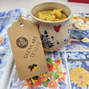 Świeca pszczela w ceramice "Złoty Spokój" świeczka z wosku pszczelego w beczułce ceramicznej naturalna świeca z 100 % wosku pszczelego ceramiczna świeca pachnąca miodkiem i propolisem naturalna świeczka pszczela 200 g wosk w ceramice w kwiatki