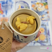 Świeca pszczela w ceramice "Złoty Spokój" świeczka z wosku pszczelego w beczułce ceramicznej naturalna świeca z 100 % wosku pszczelego ceramiczna świeca pachnąca miodkiem i propolisem naturalna świeczka pszczela 200 g wosk w ceramice w kwiatki