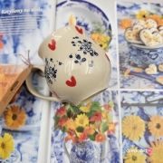 Świeca pszczela w ceramice "Złoty Spokój" świeczka z wosku pszczelego w beczułce ceramicznej naturalna świeca z 100 % wosku pszczelego ceramiczna świeca pachnąca miodkiem i propolisem naturalna świeczka pszczela 200 g wosk w ceramice w kwiatki