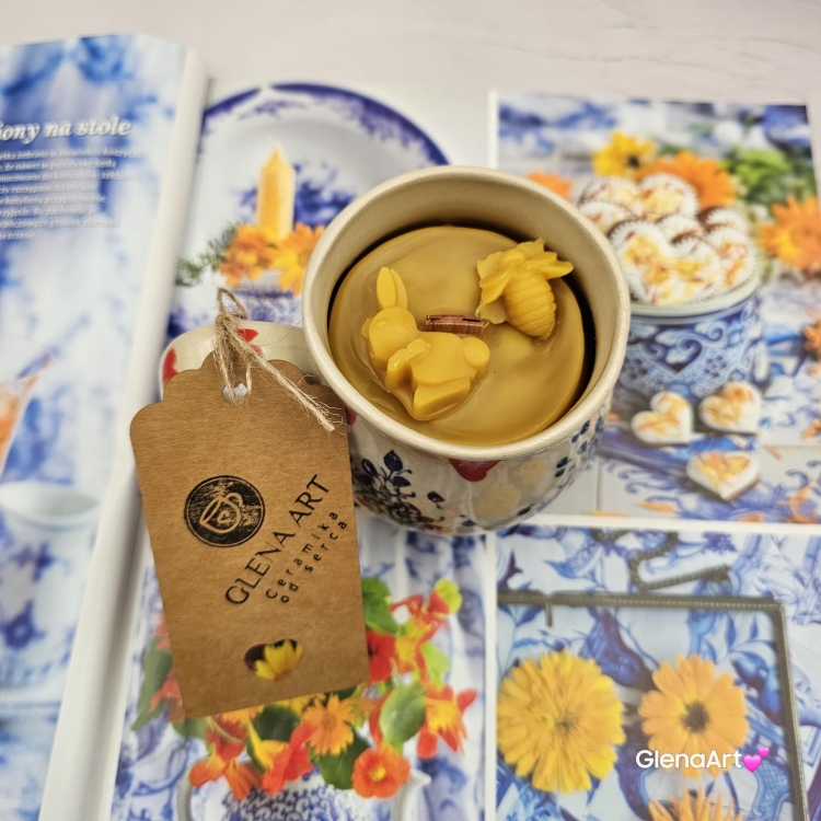 Świeca pszczela w ceramice "Złoty Spokój" świeczka z wosku pszczelego w beczułce ceramicznej naturalna świeca z 100 % wosku pszczelego ceramiczna świeca pachnąca miodkiem i propolisem naturalna świeczka pszczela 200 g wosk w ceramice w kwiatki