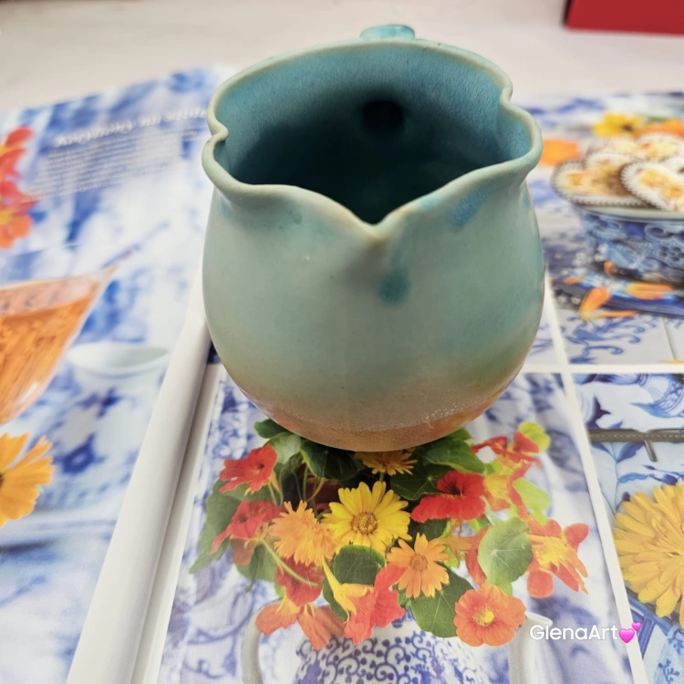 Kubek czeski beczułka w kolorze fioletowym jasnym ceramiczny Glena Art beczułka kubek z uszkiem do kawy herbaty ulubiony kubek ceramiczny ceramika 220 ml różowe/ fioletowe odcienie
