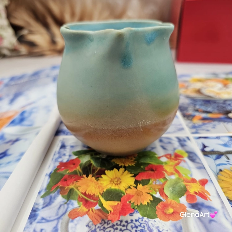 Kubek czeski beczułka w kolorze fioletowym jasnym ceramiczny Glena Art beczułka kubek z uszkiem do kawy herbaty ulubiony kubek ceramiczny ceramika 220 ml różowe/ fioletowe odcienie