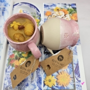 Świeca pszczela w ceramice "Złoty Spokój" świeczka z wosku pszczelego w beczułce ceramicznej naturalna świeca z 100 % wosku pszczelego ceramiczna świeca pachnąca miodkiem i propolisem naturalna świeczka pszczela 200 g wosk w pojemniku ceramicznym