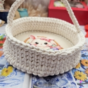 Koszyczek wielkanocny koszyk święconka koszyk zajączek na szydełku oraz nadruk zajączek na szydełku ręcznie zrobiony uroczy koszyk na Wielkanoc