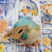 Świeca pszczela w ceramice "Złoty Spokój" świeczka z wosku pszczelego w beczułce ceramicznej naturalna świeca z 100 % wosku pszczelego ceramiczna świeca pachnąca miodkiem i propolisem naturalna świeczka pszczela 200 g wosk w ceramice turkusowej