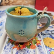 Świeca pszczela w ceramice "Złoty Spokój" świeczka z wosku pszczelego w beczułce ceramicznej naturalna świeca z 100 % wosku pszczelego ceramiczna świeca pachnąca miodkiem i propolisem naturalna świeczka pszczela 200 g wosk w ceramice turkusowej