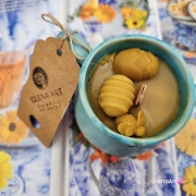 Świeca pszczela w ceramice "Złoty Spokój" świeczka z wosku pszczelego w beczułce ceramicznej naturalna świeca z 100 % wosku pszczelego ceramiczna świeca pachnąca miodkiem i propolisem naturalna świeczka pszczela 200 g wosk w ceramice turkusowej