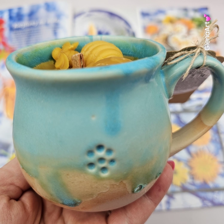 Świeca pszczela w ceramice "Złoty Spokój" świeczka z wosku pszczelego w beczułce ceramicznej naturalna świeca z 100 % wosku pszczelego ceramiczna świeca pachnąca miodkiem i propolisem naturalna świeczka pszczela 200 g wosk w ceramice turkusowej