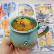 Świeca pszczela w ceramice "Złoty Spokój" świeczka z wosku pszczelego w beczułce ceramicznej naturalna świeca z 100 % wosku pszczelego ceramiczna świeca pachnąca miodkiem i propolisem naturalna świeczka pszczela 200 g wosk w ceramice turkusowej