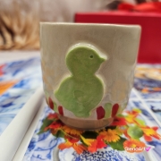 Świeca pszczela w ceramice "Złoty Spokój" świeczka z wosku pszczelego w czarce ceramicznej z kurczakiem z 100 % wosku pszczelego ceramiczna świeca pachnąca miodkiem i propolisem naturalna świeczka pszczela 200 g wosk w czarce ceramice wiosennej