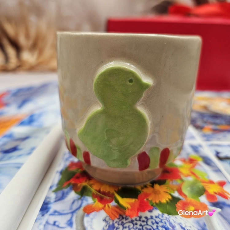 Świeca pszczela w ceramice "Złoty Spokój" świeczka z wosku pszczelego w czarce ceramicznej z kurczakiem z 100 % wosku pszczelego ceramiczna świeca pachnąca miodkiem i propolisem naturalna świeczka pszczela 200 g wosk w czarce ceramice wiosennej