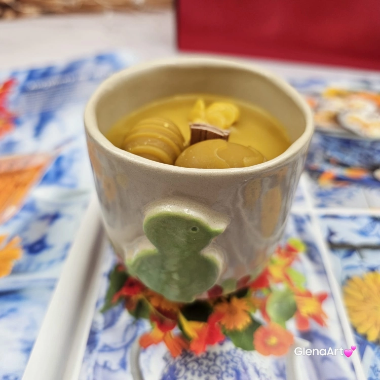 Świeca pszczela w ceramice "Złoty Spokój" świeczka z wosku pszczelego w czarce ceramicznej z kurczakiem z 100 % wosku pszczelego ceramiczna świeca pachnąca miodkiem i propolisem naturalna świeczka pszczela 200 g wosk w czarce ceramice wiosennej