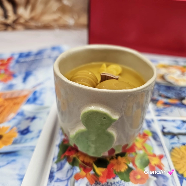 Świeca pszczela w ceramice "Złoty Spokój" świeczka z wosku pszczelego w czarce ceramicznej z kurczakiem z 100 % wosku pszczelego ceramiczna świeca pachnąca miodkiem i propolisem naturalna świeczka pszczela 200 g wosk w czarce ceramice wiosennej