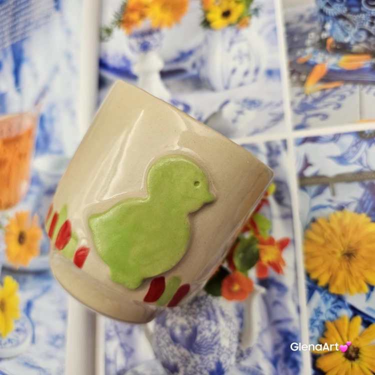 Świeca pszczela w ceramice "Złoty Spokój" świeczka z wosku pszczelego w czarce ceramicznej z kurczakiem z 100 % wosku pszczelego ceramiczna świeca pachnąca miodkiem i propolisem naturalna świeczka pszczela 200 g wosk w czarce ceramice wiosennej