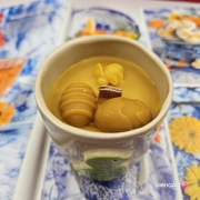 Świeca pszczela w ceramice "Złoty Spokój" świeczka z wosku pszczelego w czarce ceramicznej z kurczakiem z 100 % wosku pszczelego ceramiczna świeca pachnąca miodkiem i propolisem naturalna świeczka pszczela 200 g wosk w czarce ceramice wiosennej