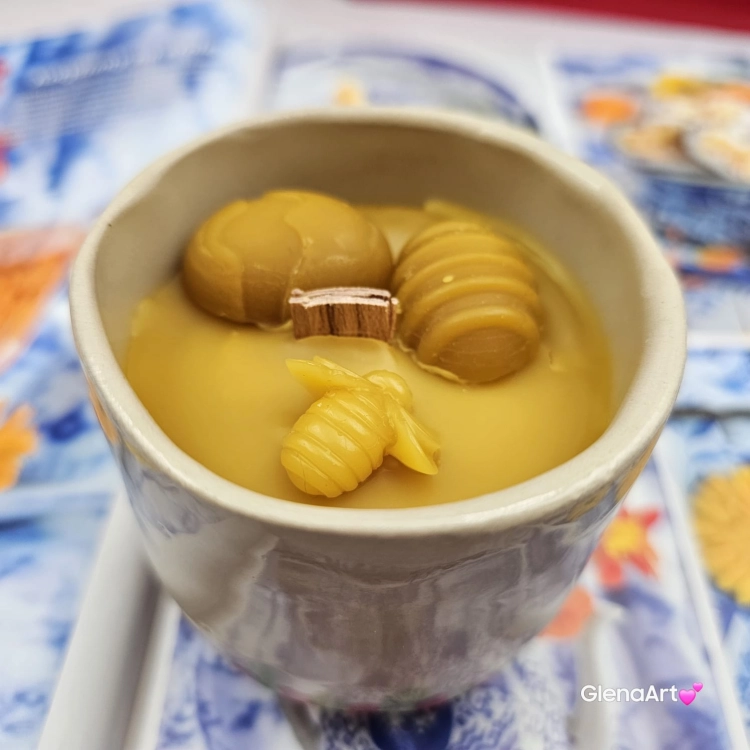 Świeca pszczela w ceramice "Złoty Spokój" świeczka z wosku pszczelego w czarce ceramicznej z kurczakiem z 100 % wosku pszczelego ceramiczna świeca pachnąca miodkiem i propolisem naturalna świeczka pszczela 200 g wosk w czarce ceramice wiosennej