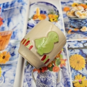 Świeca pszczela w ceramice "Złoty Spokój" świeczka z wosku pszczelego w czarce ceramicznej z kurczakiem z 100 % wosku pszczelego ceramiczna świeca pachnąca miodkiem i propolisem naturalna świeczka pszczela 200 g wosk w czarce ceramice wiosennej