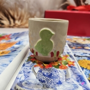 Świeca pszczela w ceramice "Złoty Spokój" świeczka z wosku pszczelego w czarce ceramicznej z kurczakiem z 100 % wosku pszczelego ceramiczna świeca pachnąca miodkiem i propolisem naturalna świeczka pszczela 200 g wosk w czarce ceramice wiosennej