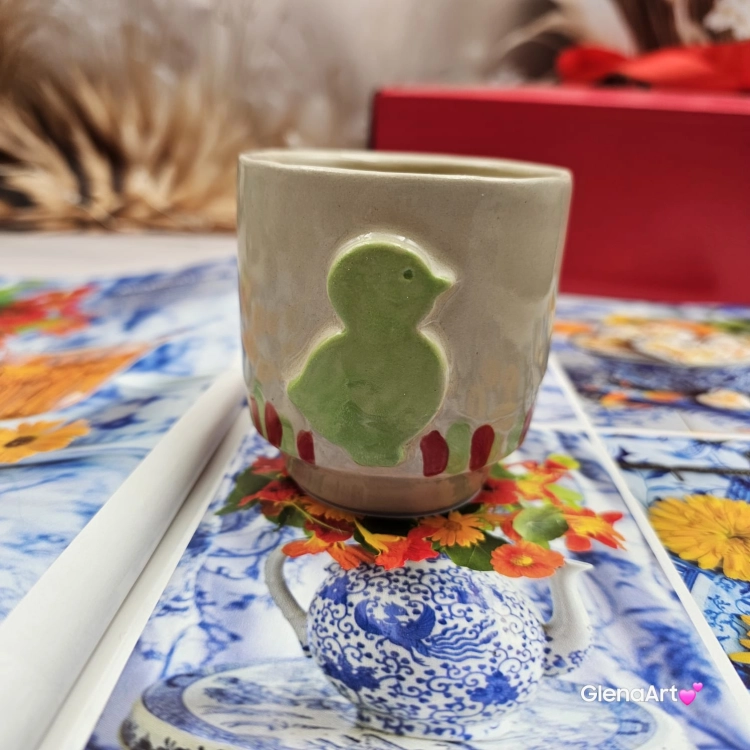 Świeca pszczela w ceramice "Złoty Spokój" świeczka z wosku pszczelego w czarce ceramicznej z kurczakiem z 100 % wosku pszczelego ceramiczna świeca pachnąca miodkiem i propolisem naturalna świeczka pszczela 200 g wosk w czarce ceramice wiosennej