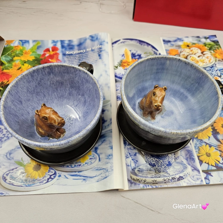 Filiżanka KAPIBRA ceramiczna ze spodkiem z Kapibarą w środku ręcznie toczona i malowana w kolorze niebieskim i grafitowym / ciemny brąz kubek kapibara filiżanka