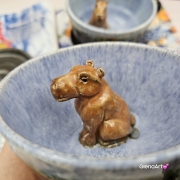 Filiżanka KAPIBRA ceramiczna ze spodkiem z Kapibarą w środku ręcznie toczona i malowana w kolorze niebieskim i grafitowym / ciemny brąz kubek kapibara filiżanka