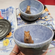 Filiżanka KAPIBRA ceramiczna ze spodkiem z Kapibarą w środku ręcznie toczona i malowana w kolorze niebieskim i grafitowym / ciemny brąz kubek kapibara filiżanka