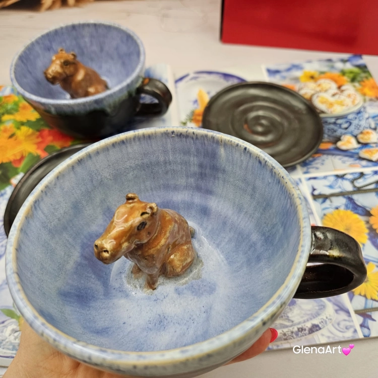 Filiżanka KAPIBRA ceramiczna ze spodkiem z Kapibarą w środku ręcznie toczona i malowana w kolorze niebieskim i grafitowym / ciemny brąz kubek kapibara filiżanka
