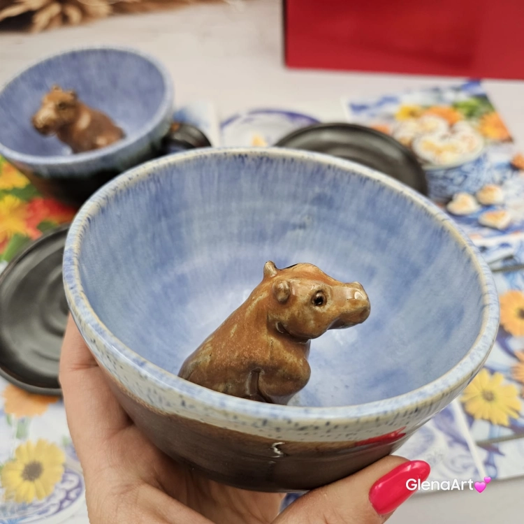 Filiżanka KAPIBRA ceramiczna ze spodkiem z Kapibarą w środku ręcznie toczona i malowana w kolorze niebieskim i grafitowym / ciemny brąz kubek kapibara filiżanka