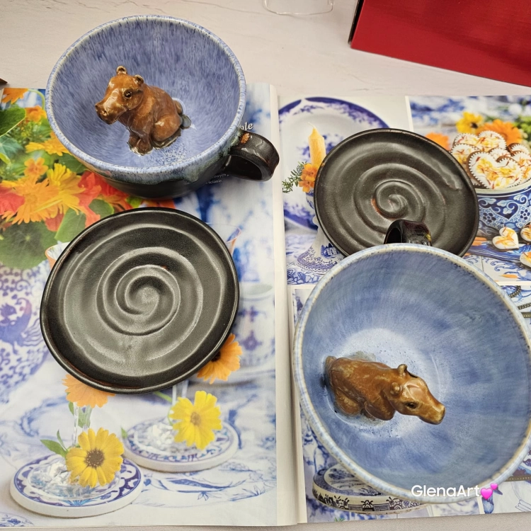 Filiżanka KAPIBRA ceramiczna ze spodkiem z Kapibarą w środku ręcznie toczona i malowana w kolorze niebieskim i grafitowym / ciemny brąz kubek kapibara filiżanka