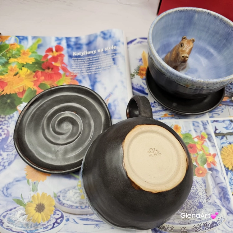 Filiżanka KAPIBRA ceramiczna ze spodkiem z Kapibarą w środku ręcznie toczona i malowana w kolorze niebieskim i grafitowym / ciemny brąz kubek kapibara filiżanka