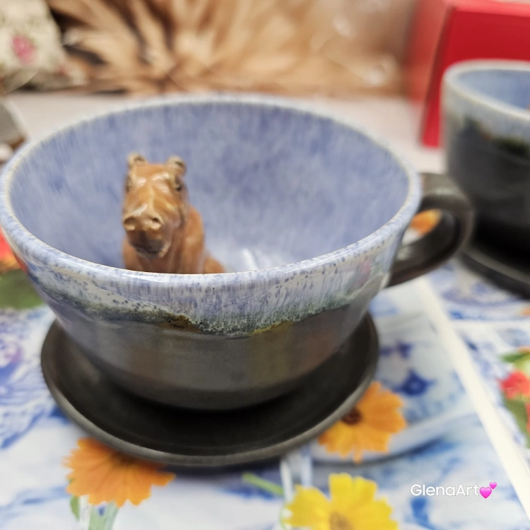 Filiżanka KAPIBRA ceramiczna ze spodkiem z Kapibarą w środku ręcznie toczona i malowana w kolorze niebieskim i grafitowym / ciemny brąz kubek kapibara filiżanka