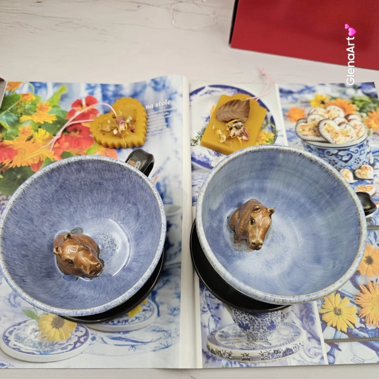 Filiżanka KAPIBRA ceramiczna ze spodkiem z Kapibarą w środku ręcznie toczona i malowana w kolorze niebieskim i grafitowym / ciemny brąz kubek kapibara filiżanka