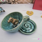 Filiżanka kapibara ceramiczna ze spodkiem i KAPIBARĄ w środku leśne jeziorko ręcznie toczona rękodzieło wyjątkowa filiżanka z dużą kapibarą kubek kapibara odcienie zieleni i niebieskiego kapibara wewnątrz
