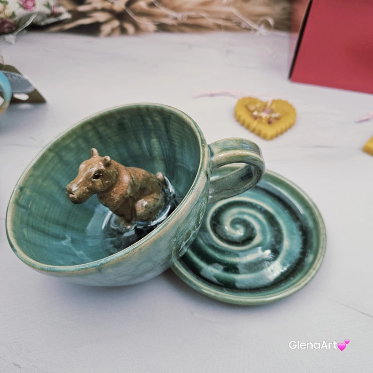 Filiżanka kapibara ceramiczna ze spodkiem i KAPIBARĄ w środku leśne jeziorko ręcznie toczona rękodzieło wyjątkowa filiżanka z dużą kapibarą kubek kapibara odcienie zieleni i niebieskiego kapibara wewnątrz