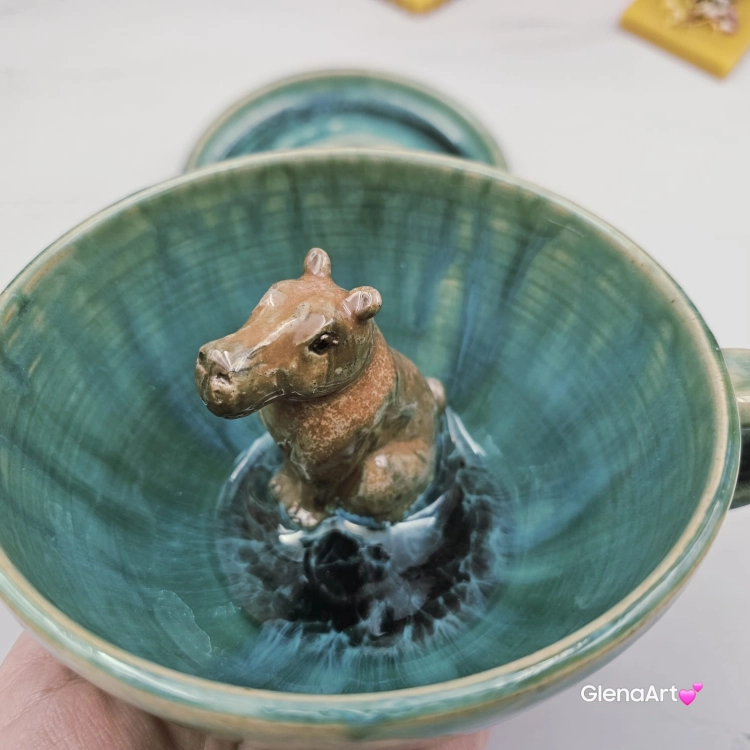 Filiżanka kapibara ceramiczna ze spodkiem i KAPIBARĄ w środku leśne jeziorko ręcznie toczona rękodzieło wyjątkowa filiżanka z dużą kapibarą kubek kapibara odcienie zieleni i niebieskiego kapibara wewnątrz