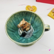 Filiżanka kapibara ceramiczna ze spodkiem i KAPIBARĄ w środku leśne jeziorko ręcznie toczona rękodzieło wyjątkowa filiżanka z dużą kapibarą kubek kapibara odcienie zieleni i niebieskiego kapibara wewnątrz