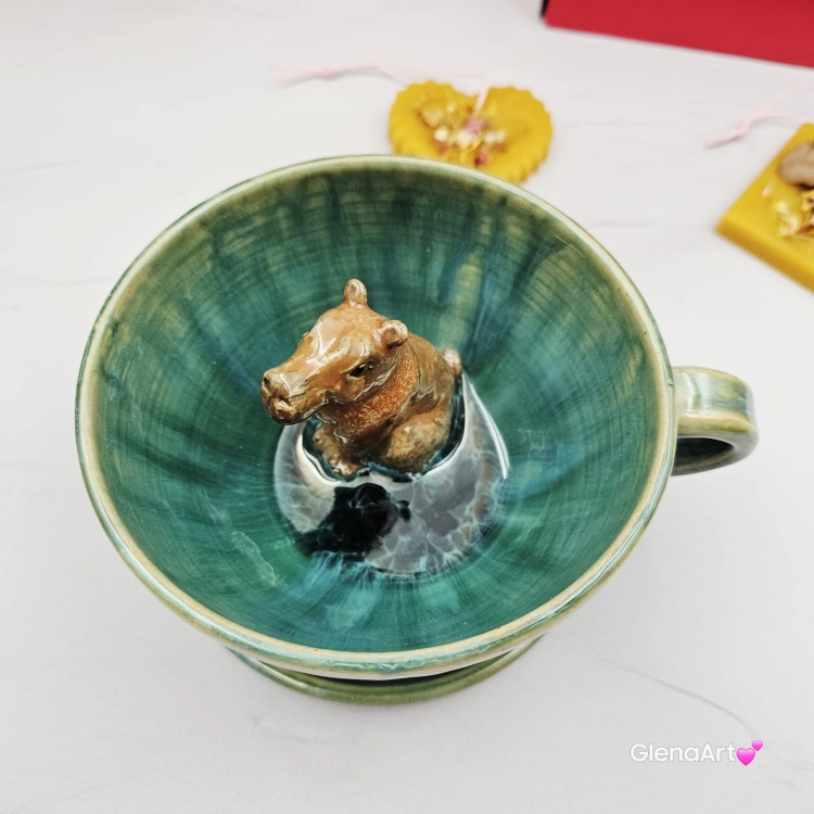 Filiżanka kapibara ceramiczna ze spodkiem i KAPIBARĄ w środku leśne jeziorko ręcznie toczona rękodzieło wyjątkowa filiżanka z dużą kapibarą kubek kapibara odcienie zieleni i niebieskiego kapibara wewnątrz