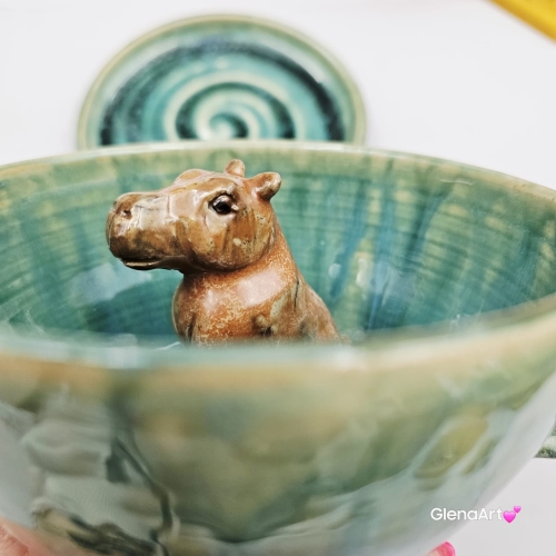 Filiżanka kapibara ceramiczna ze spodkiem i KAPIBARĄ w środku leśne jeziorko ręcznie toczona rękodzieło wyjątkowa filiżanka z dużą kapibarą kubek kapibara odcienie zieleni i niebieskiego kapibara wewnątrz