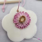 Zawieszka florencka po zapachu MALINA i PISTACJA z wosku sojowego tabliczka pachnąca z dodatkami suszonej kocanki na sznurku naturalna zawieszka do szafy do łazienki woskowa zawieszka wosk sojowy z suszonymi dodatkami magiczna malina z pistacją