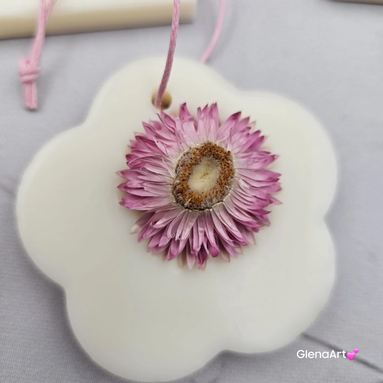 Zawieszka florencka po zapachu MALINA i PISTACJA z wosku sojowego tabliczka pachnąca z dodatkami suszonej kocanki na sznurku naturalna zawieszka do szafy do łazienki woskowa zawieszka wosk sojowy z suszonymi dodatkami magiczna malina z pistacją