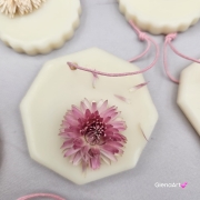 Zawieszka florencka po zapachu MALINA i PISTACJA z wosku sojowego tabliczka pachnąca z dodatkami suszonej kocanki na sznurku naturalna zawieszka do szafy do łazienki woskowa zawieszka wosk sojowy z suszonymi dodatkami magiczna malina z pistacją