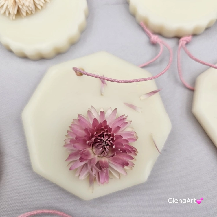 Zawieszka florencka po zapachu MALINA i PISTACJA z wosku sojowego tabliczka pachnąca z dodatkami suszonej kocanki na sznurku naturalna zawieszka do szafy do łazienki woskowa zawieszka wosk sojowy z suszonymi dodatkami magiczna malina z pistacją