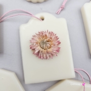 Zawieszka florencka po zapachu MALINA i PISTACJA z wosku sojowego tabliczka pachnąca z dodatkami suszonej kocanki na sznurku naturalna zawieszka do szafy do łazienki woskowa zawieszka wosk sojowy z suszonymi dodatkami magiczna malina z pistacją