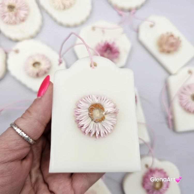 Zawieszka florencka po zapachu MALINA i PISTACJA z wosku sojowego tabliczka pachnąca z dodatkami suszonej kocanki na sznurku naturalna zawieszka do szafy do łazienki woskowa zawieszka wosk sojowy z suszonymi dodatkami magiczna malina z pistacją