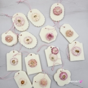 Zawieszka florencka po zapachu MALINA i PISTACJA z wosku sojowego tabliczka pachnąca z dodatkami suszonej kocanki na sznurku naturalna zawieszka do szafy do łazienki woskowa zawieszka wosk sojowy z suszonymi dodatkami magiczna malina z pistacją