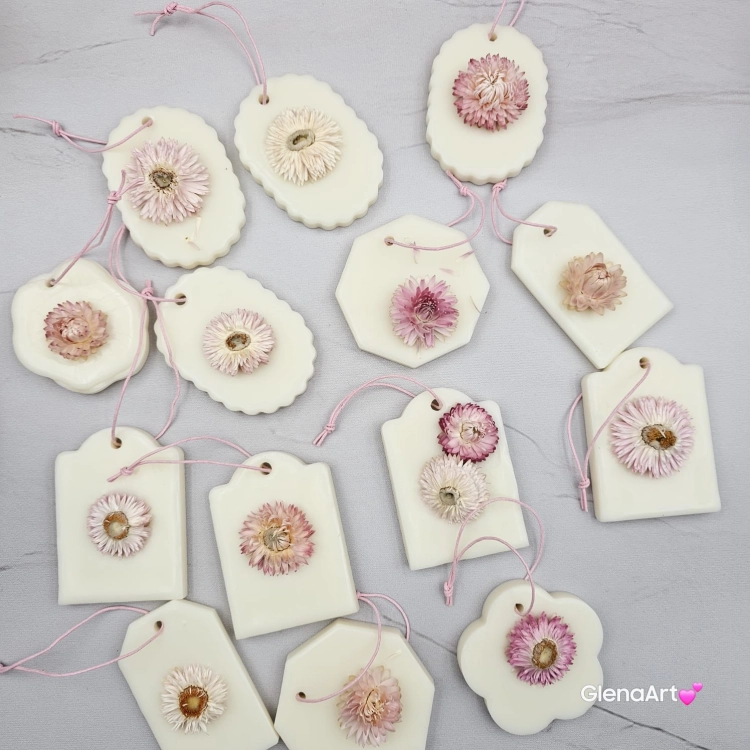 Zawieszka florencka po zapachu MALINA i PISTACJA z wosku sojowego tabliczka pachnąca z dodatkami suszonej kocanki na sznurku naturalna zawieszka do szafy do łazienki woskowa zawieszka wosk sojowy z suszonymi dodatkami magiczna malina z pistacją