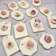 Zawieszka florencka po zapachu MALINA i PISTACJA z wosku sojowego tabliczka pachnąca z dodatkami suszonej kocanki na sznurku naturalna zawieszka do szafy do łazienki woskowa zawieszka wosk sojowy z suszonymi dodatkami magiczna malina z pistacją