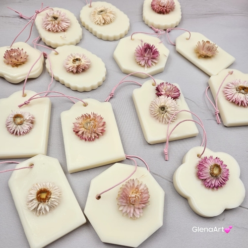 Zawieszka florencka po zapachu MALINA i PISTACJA z wosku sojowego tabliczka pachnąca z dodatkami suszonej kocanki na sznurku naturalna zawieszka do szafy do łazienki woskowa zawieszka wosk sojowy z suszonymi dodatkami magiczna malina z pistacją